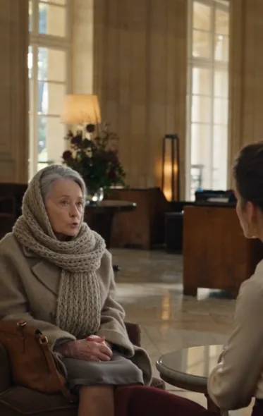 ELLE A MÉPRISÉ UNE VIEILLE FEMME QU’ELLE CROYAIT PAUVRE… SANS SAVOIR QU’ELLE ÉTAIT LA MÈRE DE SON FUTUR MARI