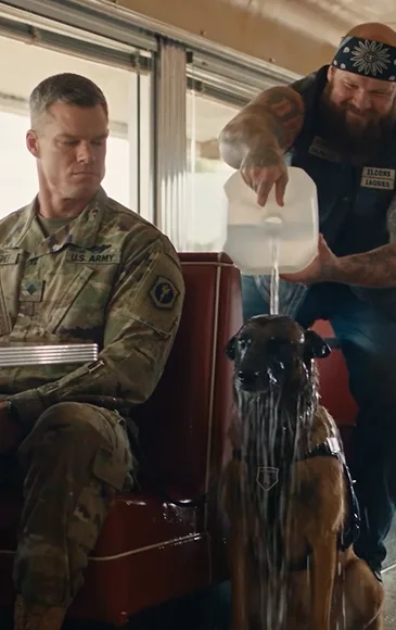 Il a versé de l'eau sur le chien du soldat… puis un silence complet s'est abattu sur le restaurant.