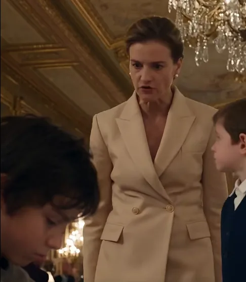 PERSONNE NE SAVAIT QUI ÉTAIT CET ENFANT ASSIS SEUL DANS LA SALLE… JUSQU’À CE QU’UN PETIT GARÇON DE 9 ANS LUI OFFRE SON ASSIETTE.