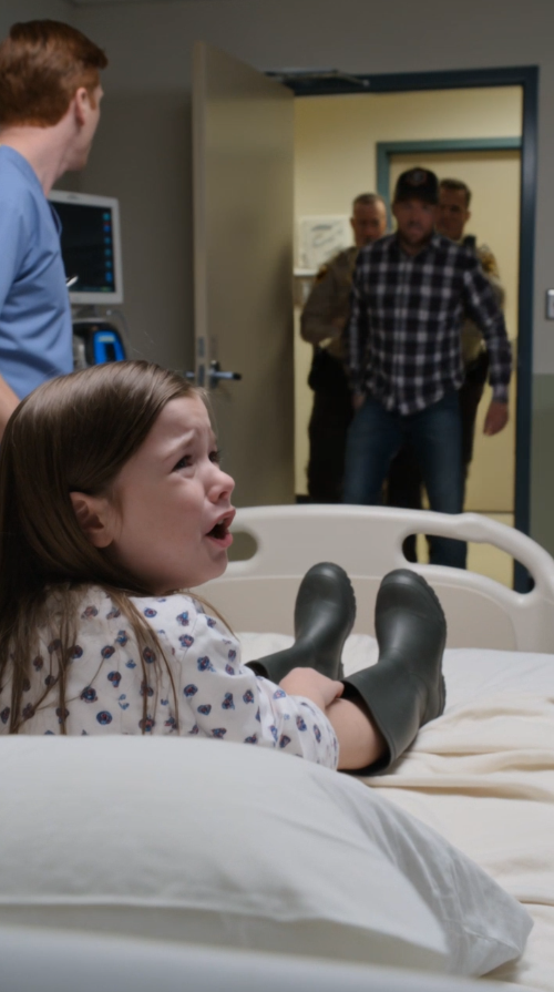 The trauma shears had barely touched Lily’s pink rain boot when the six-year-old erupted
