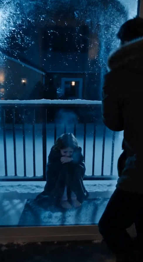 MIDNIGHT RETURN FROM A BUSINESS TRIP: A FATHER FINDS HIS DAUGHTER LOCKED ON A FREEZING BALCONY AND THE MERCILESS JUSTICE THAT BROUGHT THE STEPMOTHER TO HER KNEES!