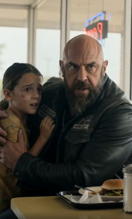 La petite fille reconnut le motard… et révéla qu’il était son vrai père