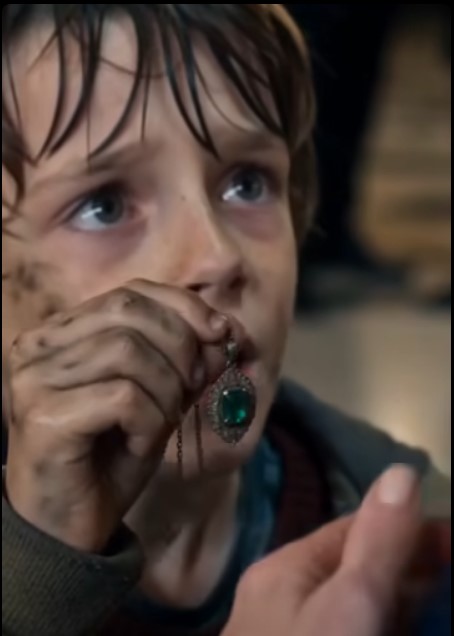 LE GARÇON AU PENDENTIF