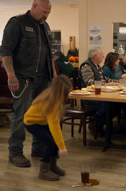 Le motard a renversé notre table de Thanksgiving avant même que ma fille puisse prendre sa deuxième bouchée