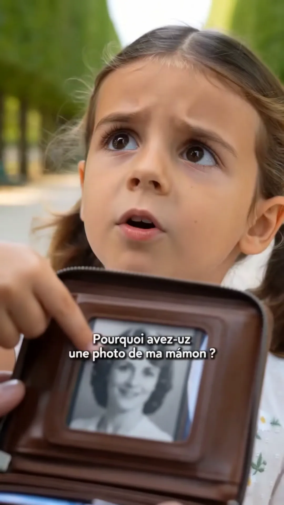 « Une fillette lui rend son portefeuille — puis reconnaît sur une vieille photo la femme qu’il avait enterrée huit ans plus tôt »