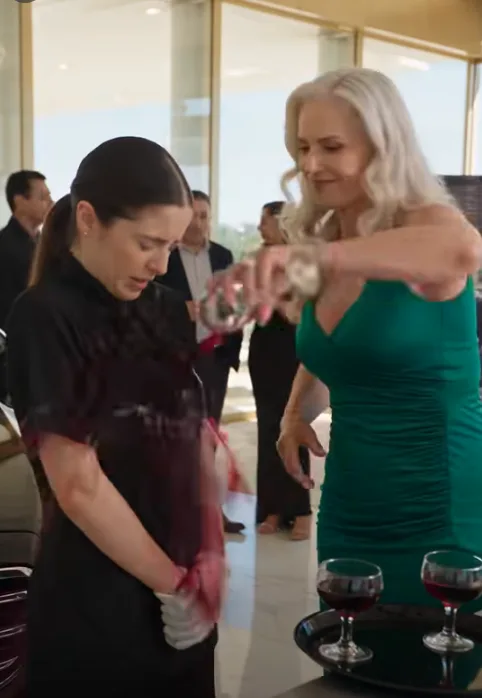 —¡Por tu culpa mi Mercedes parece un coche de segunda! —gritó Patricia antes de vaciar una copa de vino tinto sobre mi uniforme blanco. - Demo