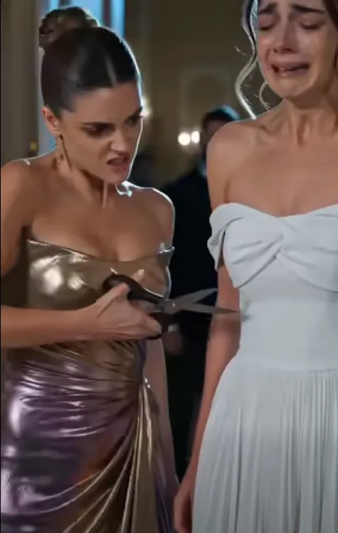 LA SŒUR AÎNÉE TOUJOURS JALOUSE REÇOIT CE QU’ELLE MÉRITE !