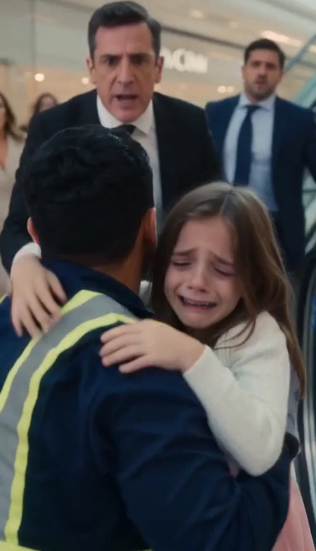 El conserje que salvó a una niña… y fue humillado por un millonario