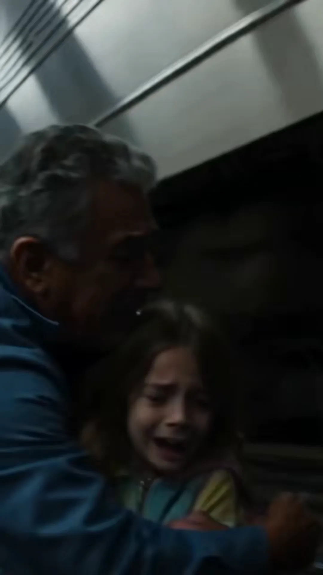 Le vieil homme a sauté sur les voies pour sauver une jeune fille… et quelques minutes plus tard, un homme est arrivé en larmes en la reconnaissant.