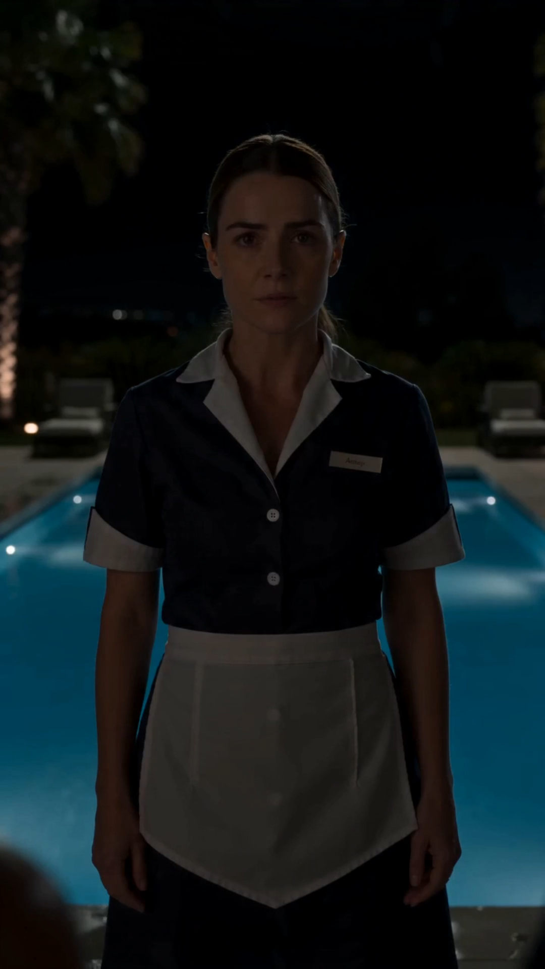 LA SERVEUSE AU BORD DE LA PISCINE