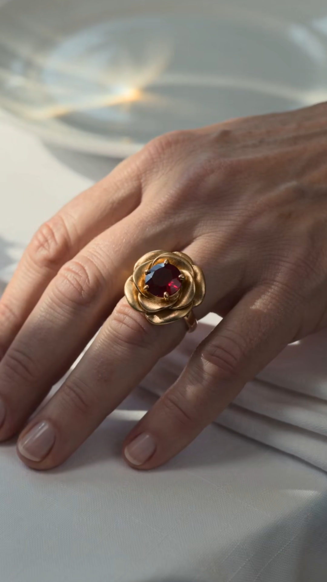 LA BAGUE AUX ROSES ROUGES