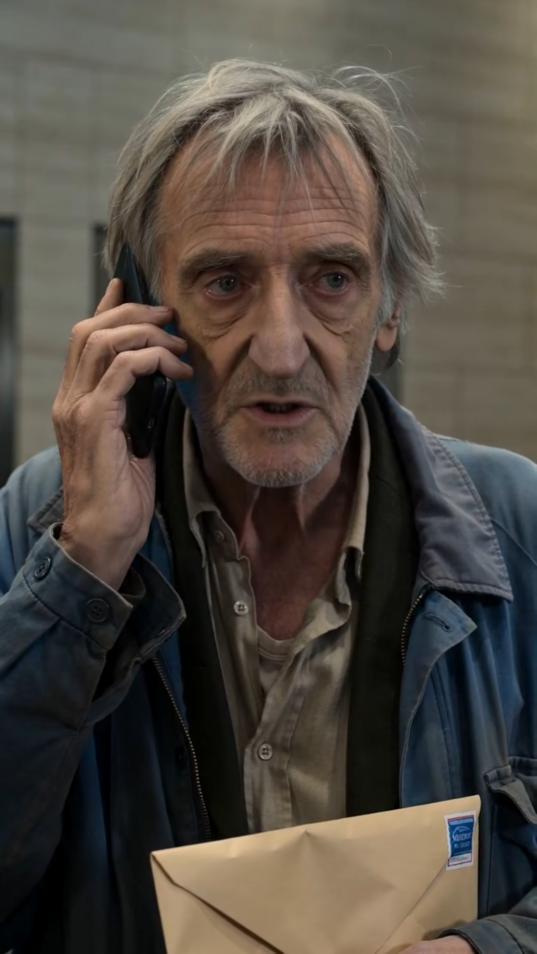 L’HOMME À L’ENVELOPPE