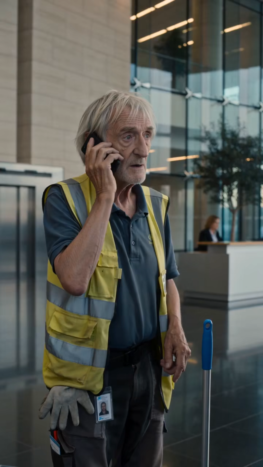L’HOMME AU CHARIOT DE NETTOYAGE
