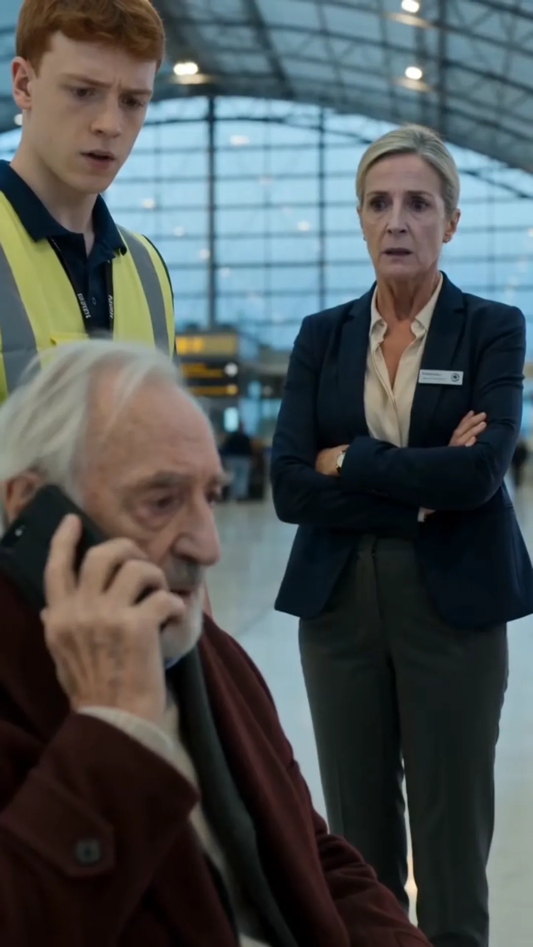 L’HOMME DANS LE FAUTEUIL DE L’AÉROPORT