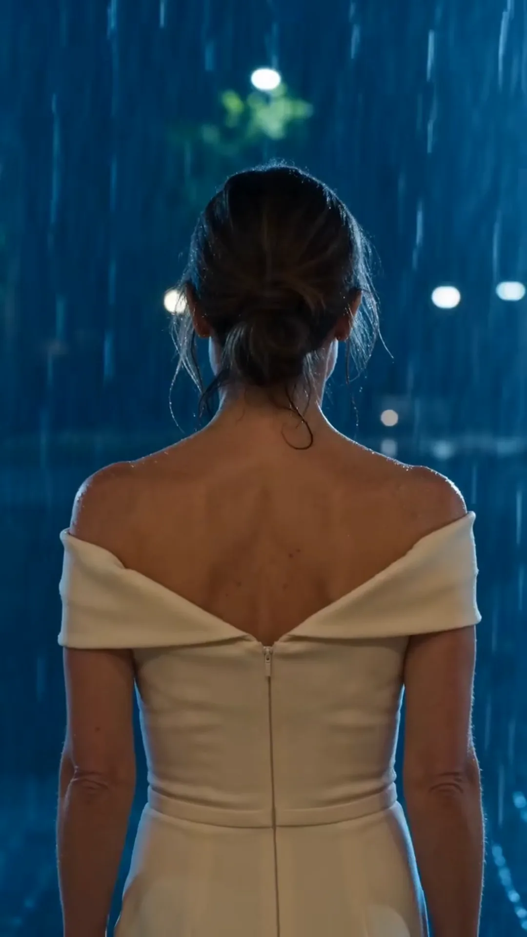 LA FEMME SOUS LA PLUIE