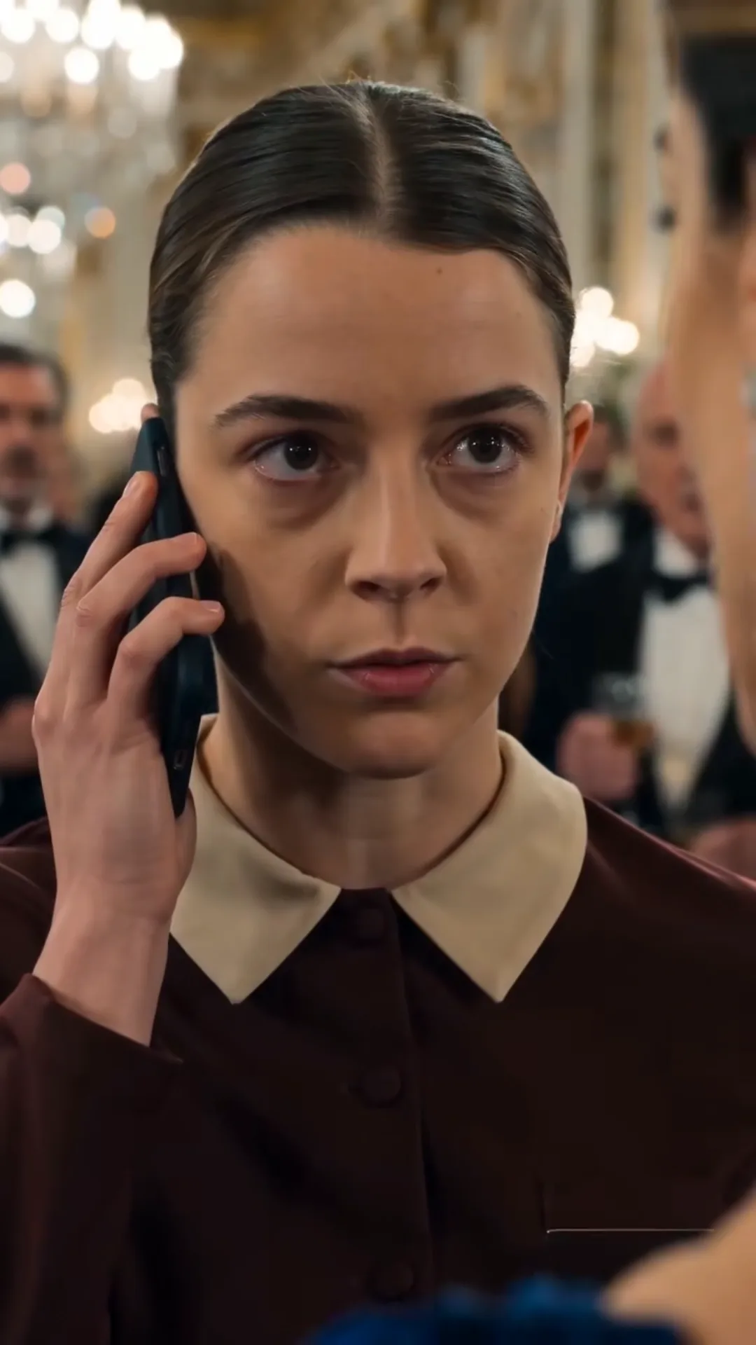 LA SERVEUSE QUI FIT TAIRE LE PALAIS