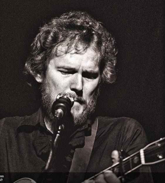 The Dark, Haunting 1974 Hit That Became Gordon Lightfoot’s Only No.1 Song in America