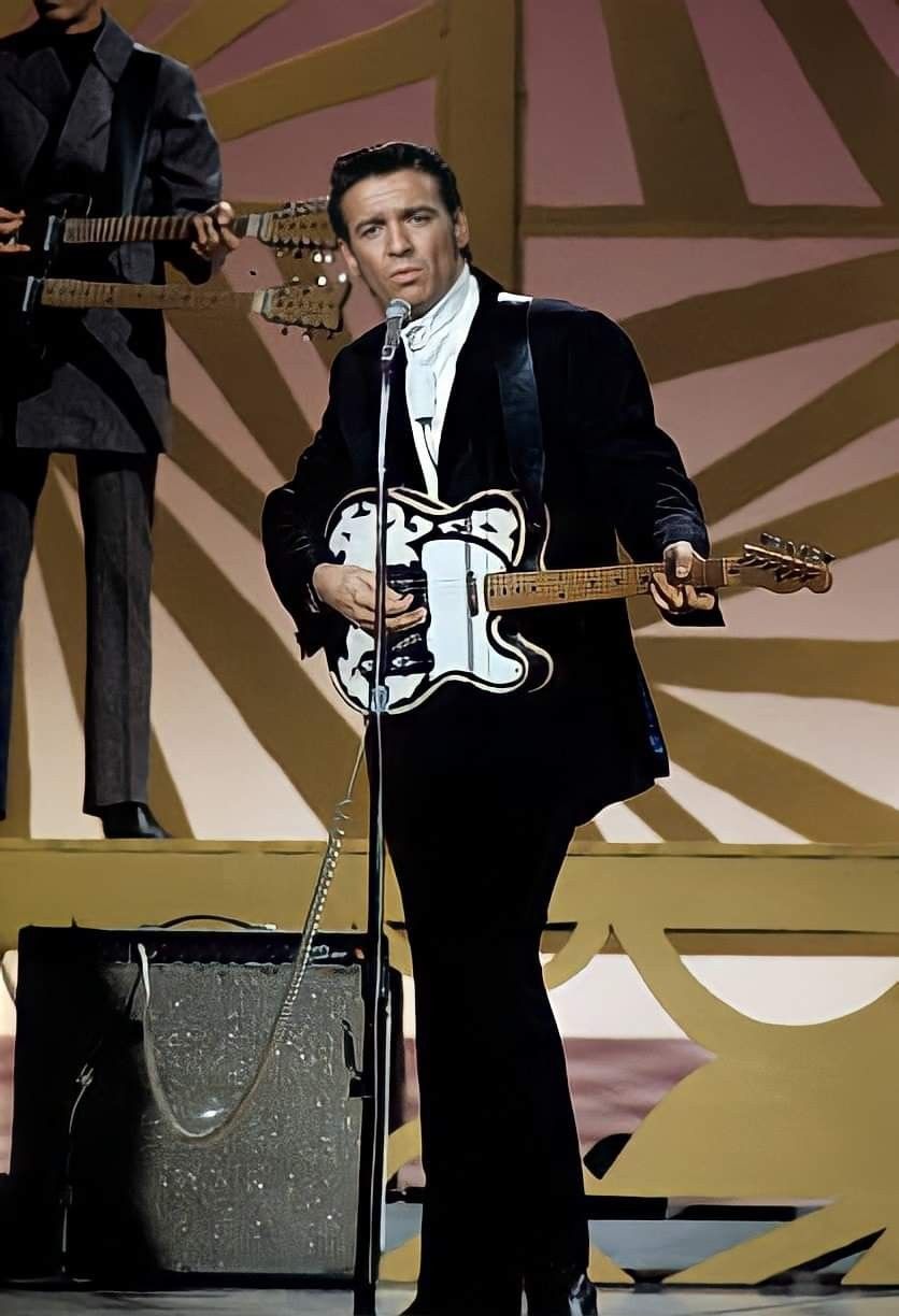 The Last-Minute Seat Swap That Changed Waylon Jennings’ Life Forever
