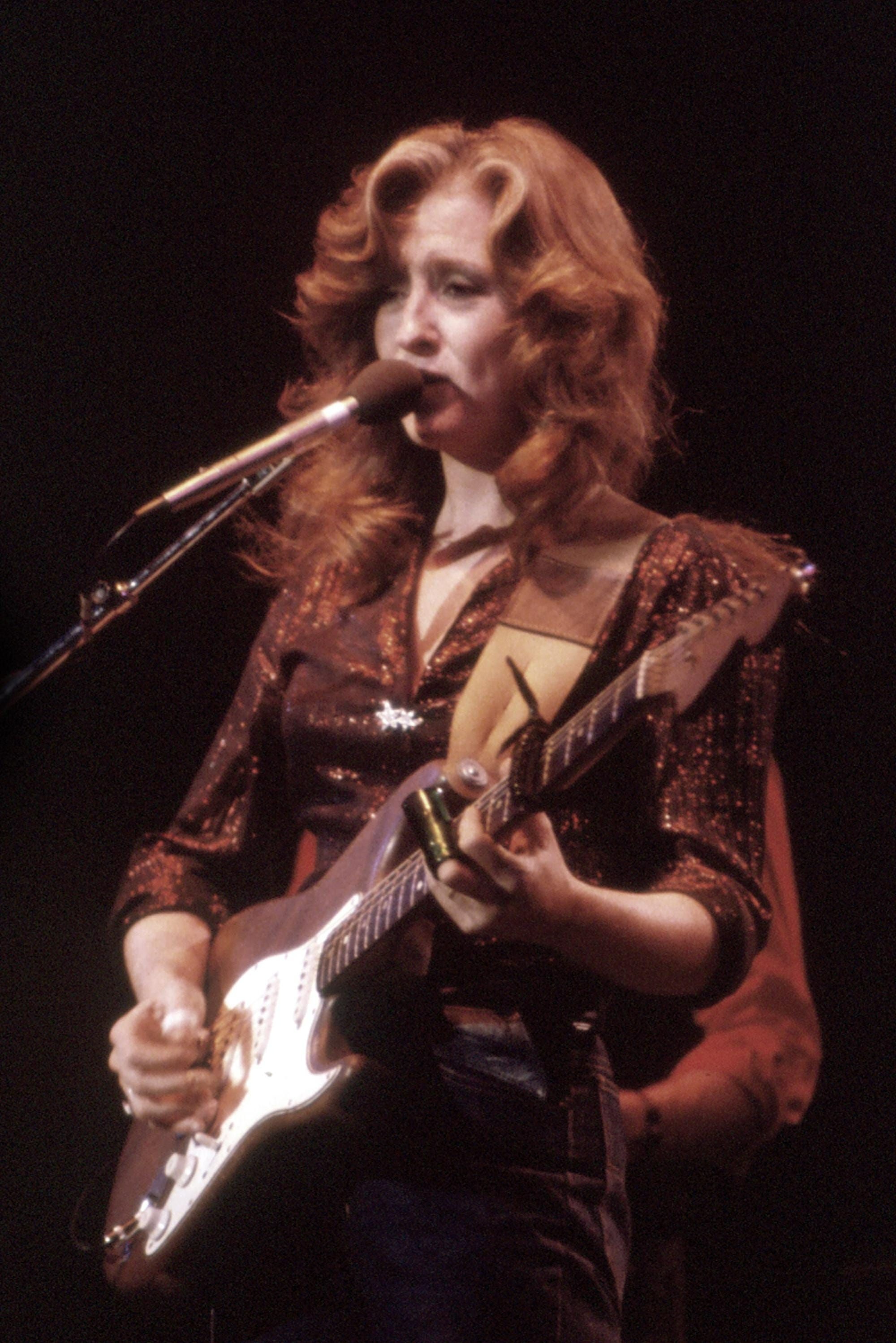 # The Heartbreaking Bonnie Raitt Ballad Inspired by a Real Newspaper Story About Love Gone Wrong