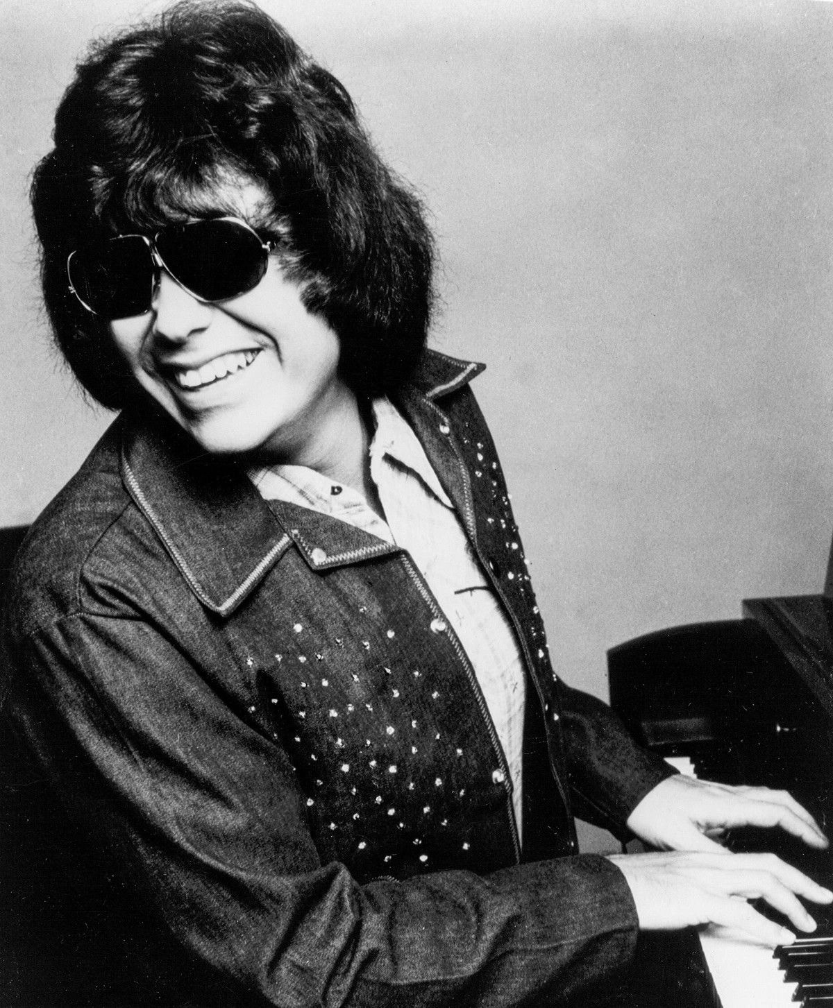 The 1977 Ronnie Milsap No. 1 That Turned a Smoky Barroom Encounter Into One of Country Music’s Great Cheating Songs