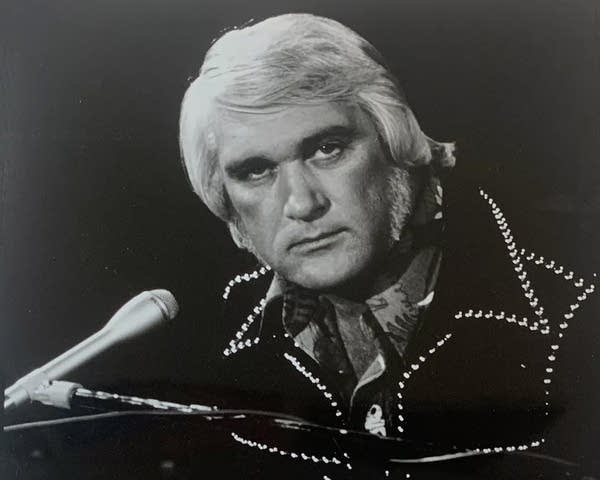 TM - Charlie Rich’s ‘Behind Closed Doors’ Redefined Country Intimacy and Crossover Appeal in 1973