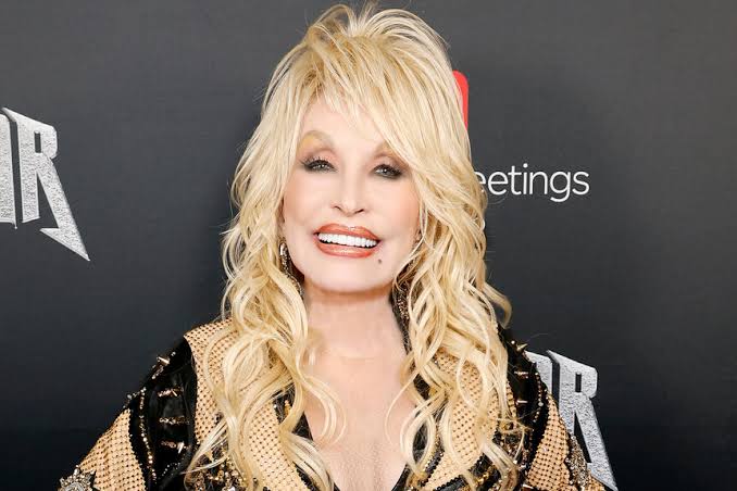 Dolly Parton and Kenny Rogers Turned “Islands in the Stream” Into One of Country Music’s Greatest Duets