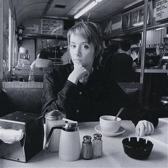 Suzanne Vega’s “Tom’s Diner”: The Ordinary Moment That Became a Pop Classic