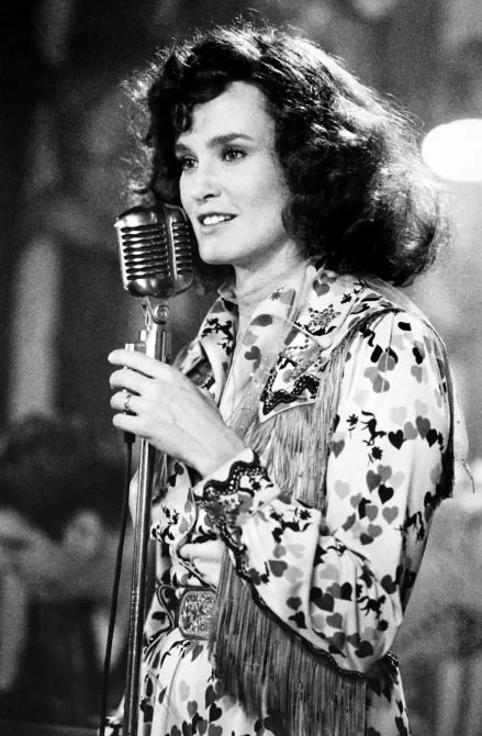 Patsy Cline’s “Walkin’ After Midnight”: The Song That Introduced a New Country Star