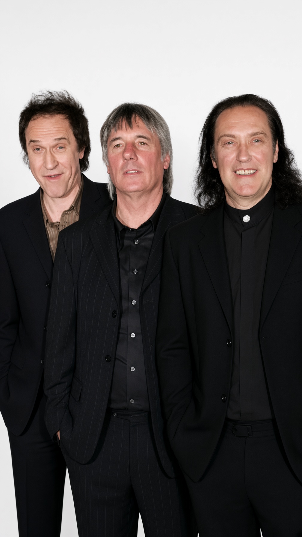 The Kinks’ “Lola” Shocked Radio Listeners With a Story That Was Far More Daring Than It First Appeared