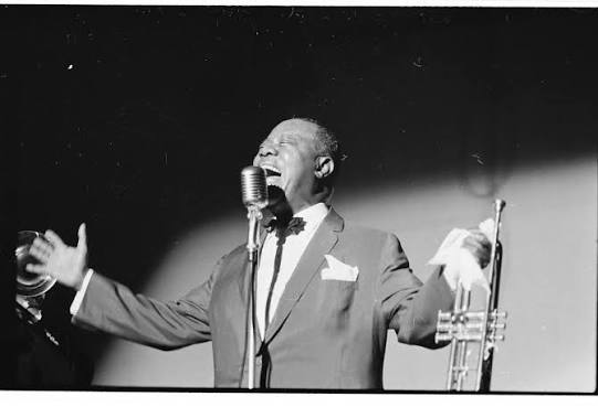 America Barely Noticed Louis Armstrong’s Gentle New Single. Years Later, the Same Recording Became One of the Most Beloved Messages of Hope Ever Put on Record