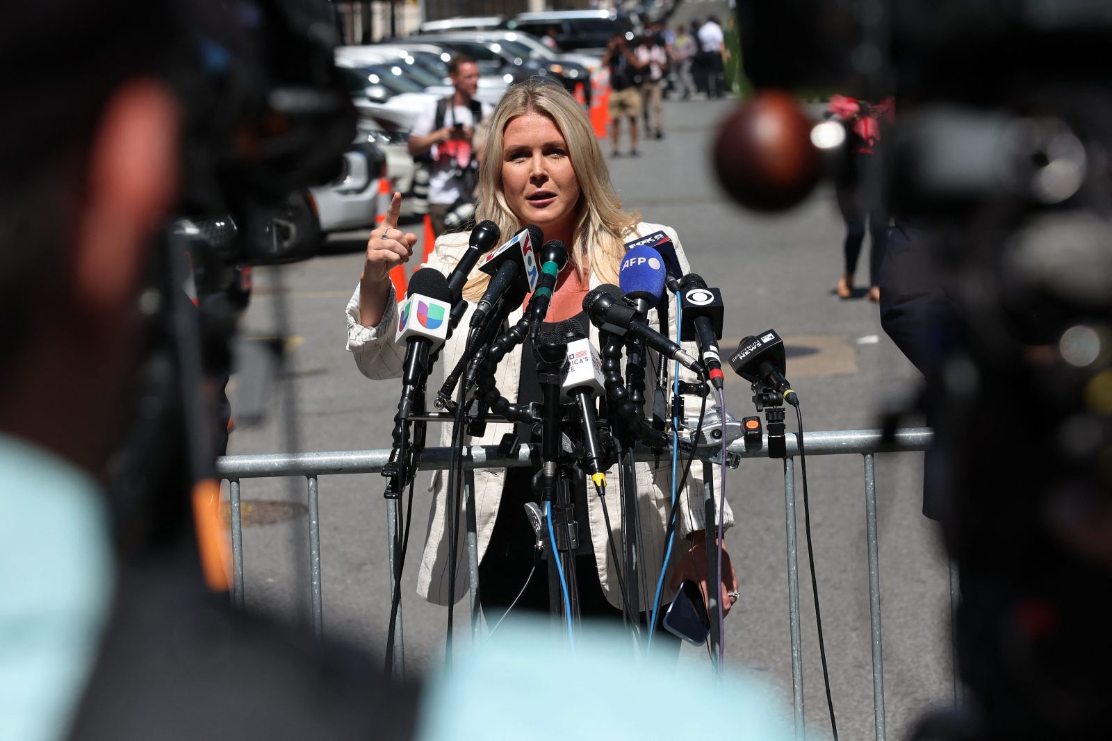 “I’M SORRY I HAD TO ASK THAT” — KAROLINE LEAVITT REVEALS WHAT SOME REPORTERS TOLD HER WHEN THE CAMERAS STOPPED