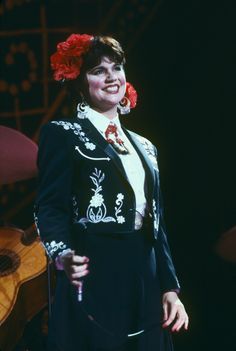 Linda Ronstadt Turned “Different Drum” Into a Breakthrough — And Her Voice Made It Timeless