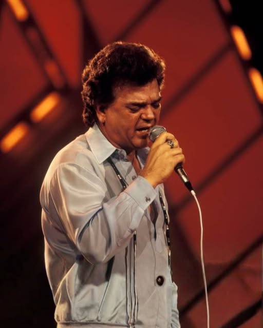 AT 59, Conway Twitty WALKED OFF STAGE… AND NEVER CAME BACK THE SAME WAY. In 1993,