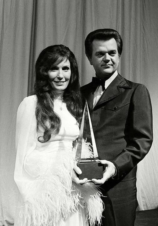 Right In The Palm Of Your Hand – Conway Twitty And Loretta Lyn