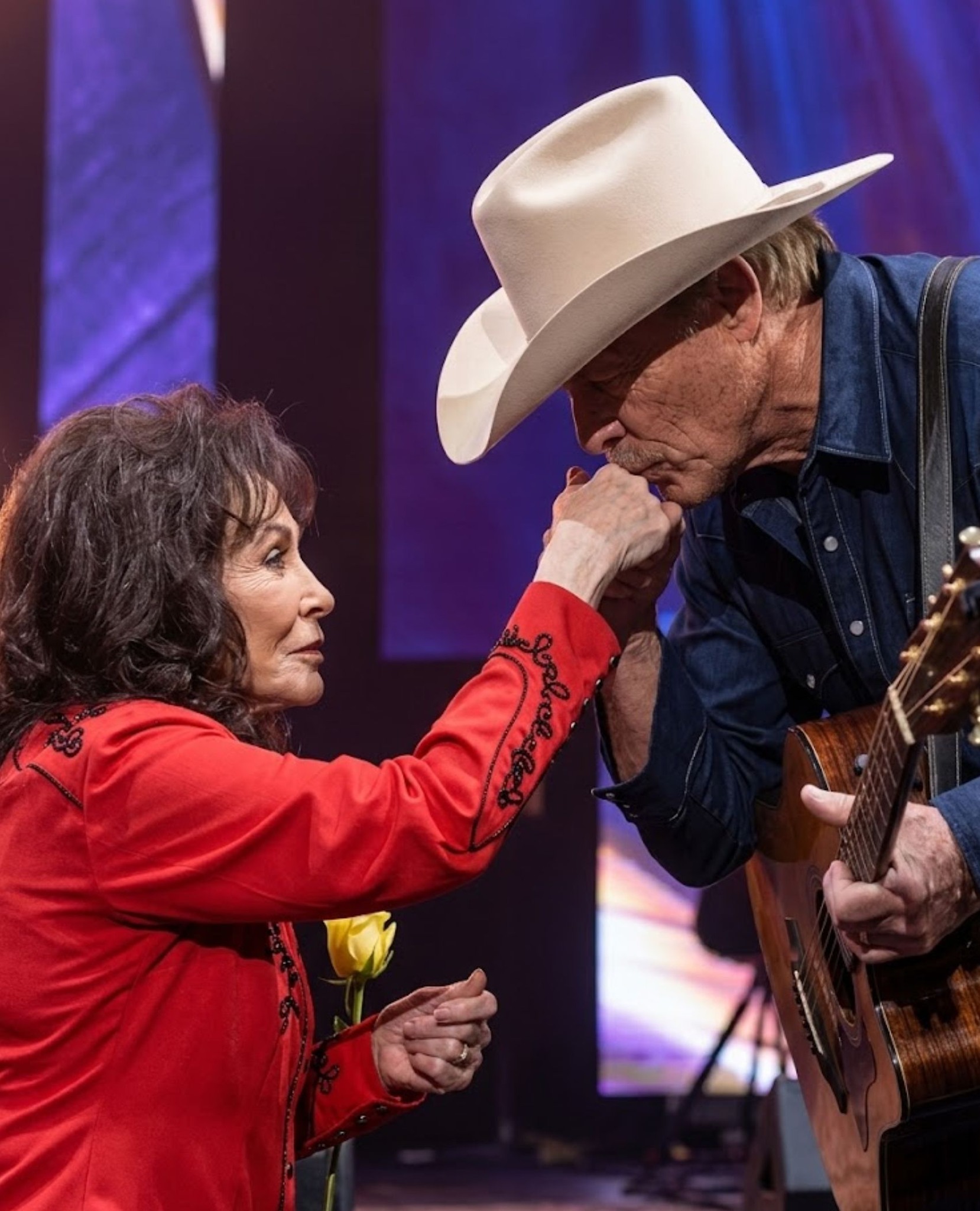 When country legend Alan Jackson stepped onto the stage to honor the incomparable Loretta Lynn at her 87th birthday celebration, it wasn’t just a performance