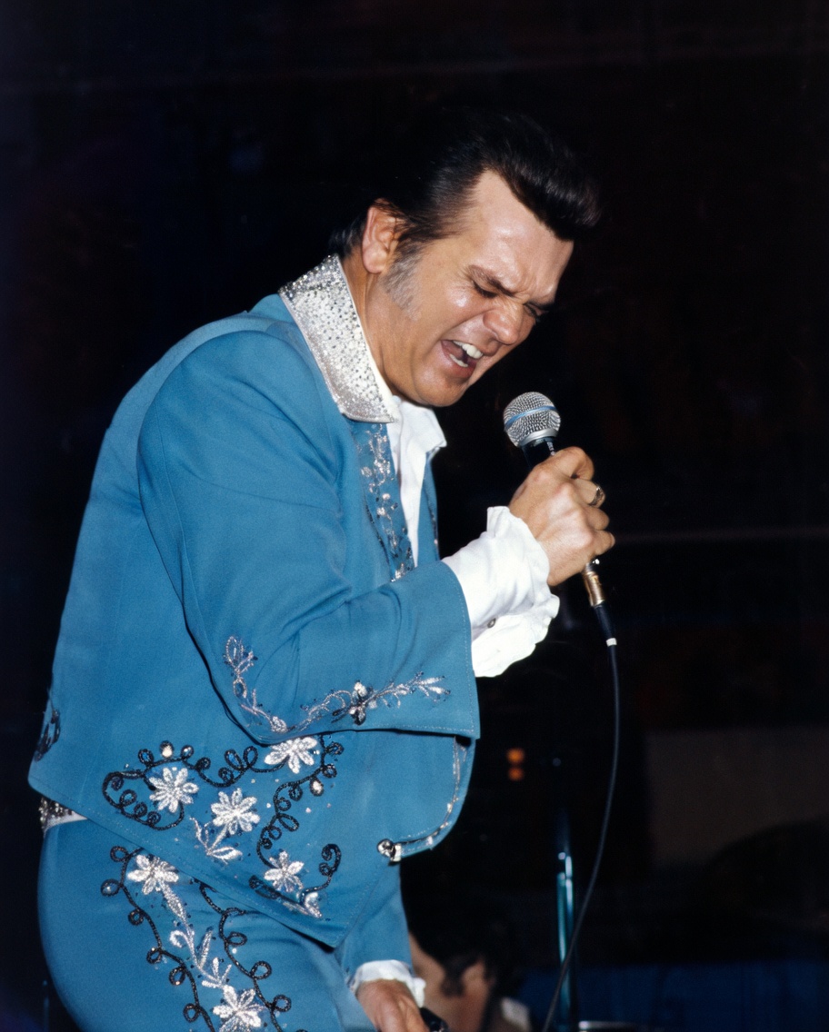 HE SANG ABOUT A LOVE THAT WASN’T REAL — Yet The World Believed Every Word He Whispered.