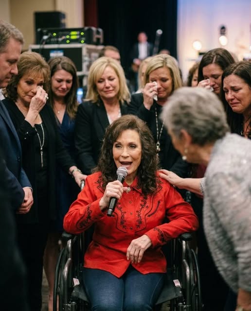 HER VOICE WAS FADING, HER BODY WAS BROKEN — BUT LORETTA LYNN RECORDED HER FINAL ALBUM FROM HOME, AND THE ENGINEERS HAD TO PAUSE THE SESSION BECAUSE THEY COULDN’T STOP CRYING.