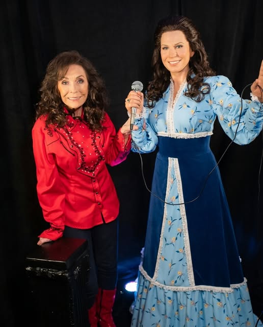 LORETTA LYNN DIDN’T DIE ON A STAGE, IN A HOSPITAL, OR IN FRONT OF CAMERAS. AFTER 60 YEARS OF COUNTRY MUSIC, SHE WENT HOME.