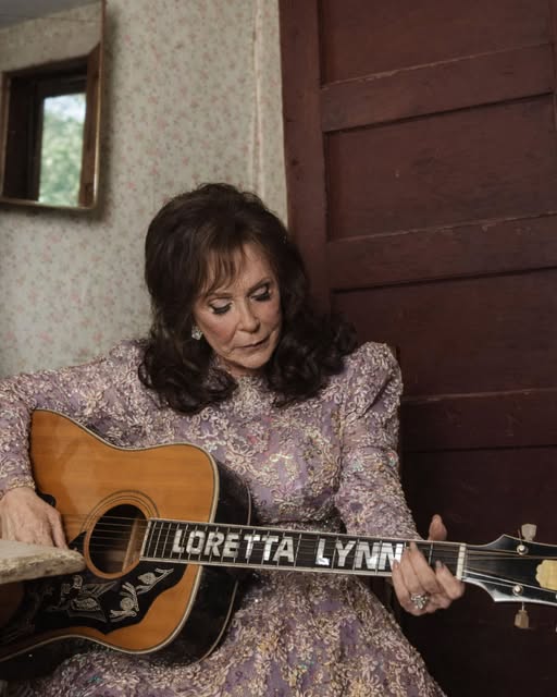 LORETTA LYNN SPENT 26 YEARS WAITING FOR A MAN WHO WAS NEVER COMING BACK — AND HER DAUGHTER SAID SHE NEVER STOPPED. Doolittle Lynn died in 1996.