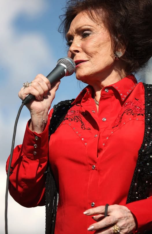 LORETTA LYNN DIDN’T DIE ON A STAGE, IN A HOSPITAL, OR IN FRONT OF CAMERAS. AFTER 60 YEARS OF COUNTRY MUSIC, SHE WENT HOM