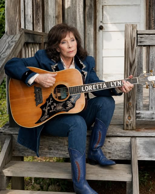 IN HER FINAL YEARS, LORETTA LYNN SAT ALONE ON THE PORCH OF HER TENNESSEE RANCH