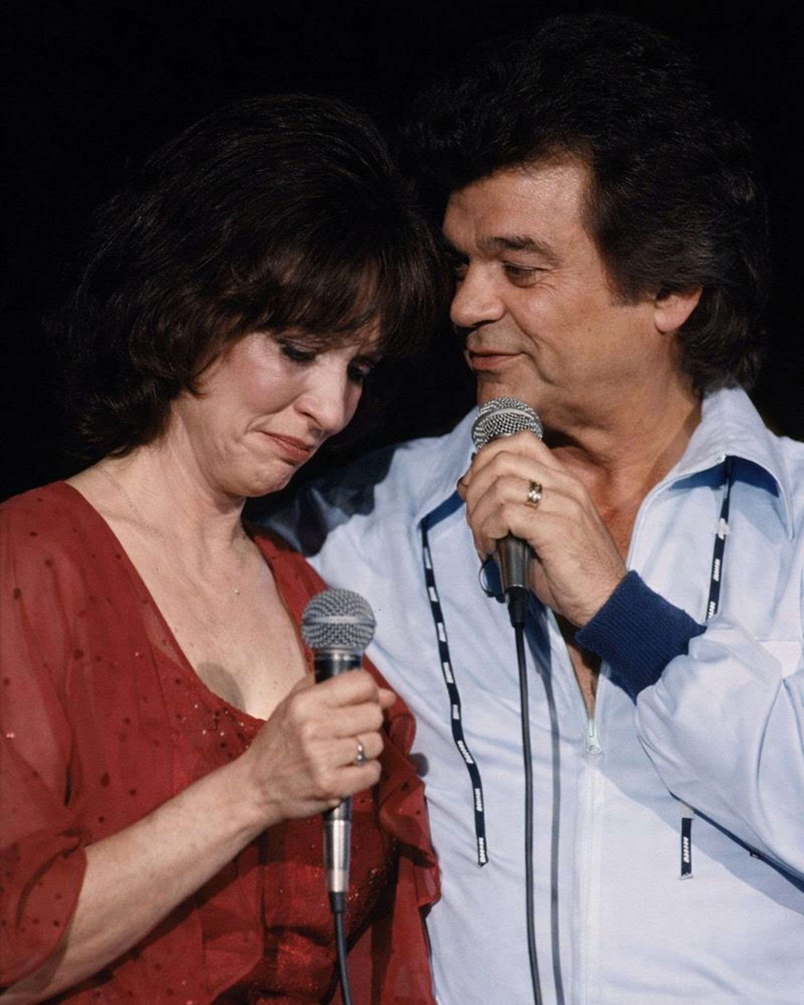 “THE NOTE THAT MADE WEMBLEY STOP BREATHING.” In 1985, when Loretta Lynn and Conway Twitty walked onto the stage at Wembley Stadium, the crowd expected hits, smiles, perfection
