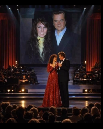THE QUIET GOODBYE THAT BROKE A MILLION HEARTS CONWAY TWITTY AND LORETTA LYNN FINAL DUET NO TEARS ON STAGE NO WORDS OF FAREWELL JUST ONE SONG THAT SAID EVERYTHING THEY COULD NOT BRING THEMSELVES TO SPEAK
