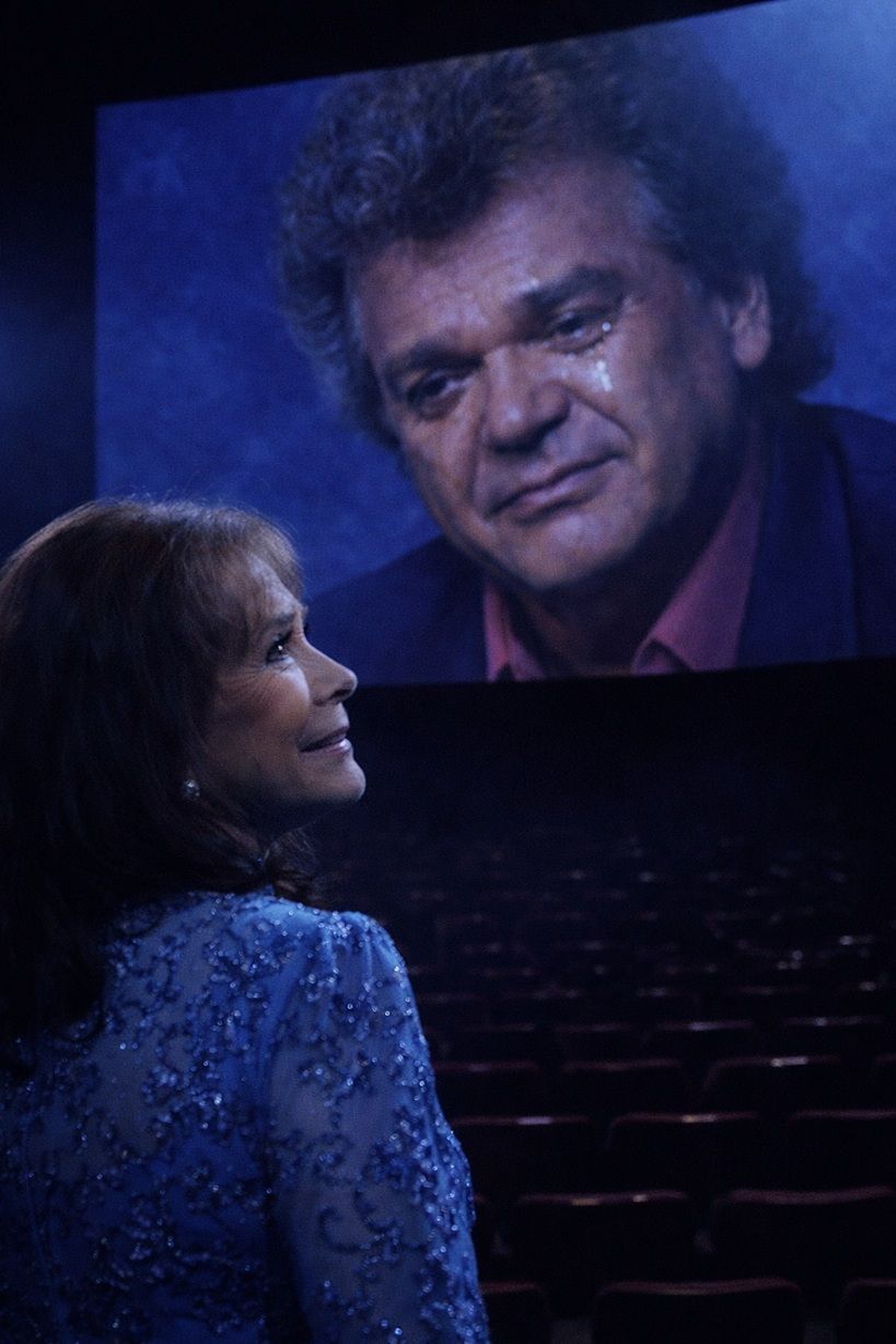 The haunting moment after Conway’s death in 1993: In an empty theater, Loretta stood alone, her eyes filled with sorrow.ol