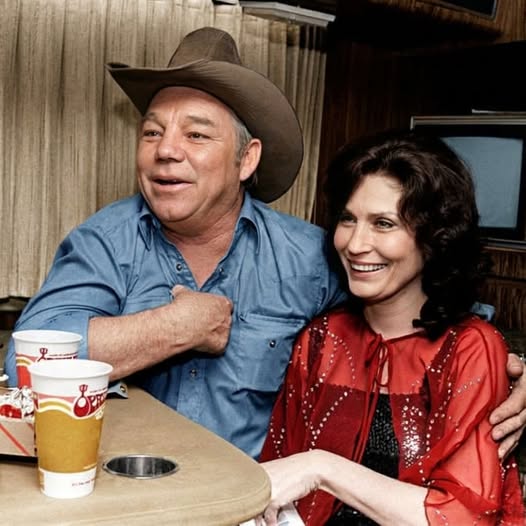 “PLAY HER SONG ONCE — AND YOU’LL NEVER FORGET HER.” They said the road from Washington to Tennessee was too long, too lonely — but Loretta Lynn and her husband, Doo, didn’t listen.