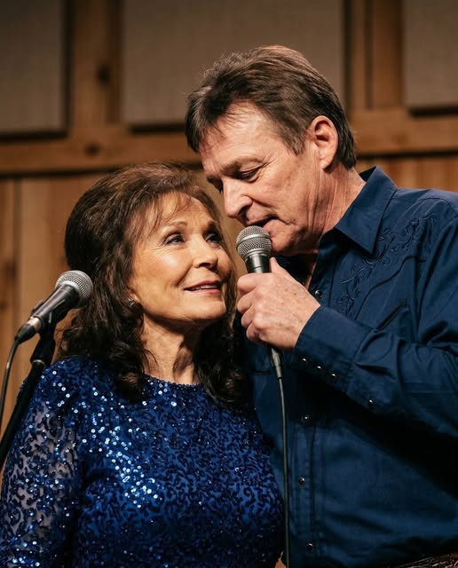 “MY MAMA IS THE GREATEST SINGER IN THE WORLD” — ERNEST RAY LYNN SAID THAT ABOUT HIS MOTHER, THE LEGENDARY LORETTA LYNN.