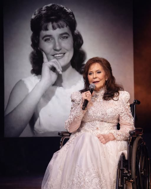LORETTA LYNN HADN’T SUNG IN PUBLIC SINCE THE STROKE. THEN 14,000 PEOPLE WATCHED THE IMPOSSIBLE 1