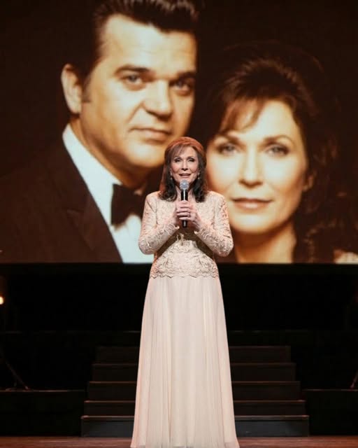 WHEN CONWAY TWITTY DIED, LORETTA LYNN TRIED TO SING THEIR DUET ALONE — BUT HALFWAY THROUGH, SHE HAD TO STOP: The Night Country Music Felt Its Own Silencee