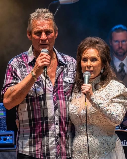 you know "FEELINS'” WAS WRITTEN IN 1975 — BUT IT TOOK 38 YEARS FOR LORETTA LYNN’S OWN SON TO SING IT BESIDE HER ON STAGE. Greensboro, North Carolina