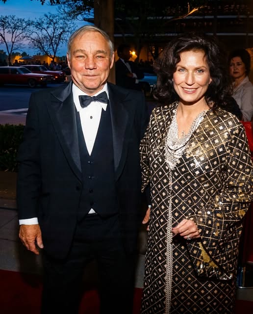 LORETTA LYNN SAID HER HUSBAND HIT HER — AND SHE “HIT HIM BACK TWICE.” THEN SHE TURNED A HARD MARRIAGE INTO SOME OF THE MOST HONEST SONGS COUNTRY MUSIC EVER GOT.